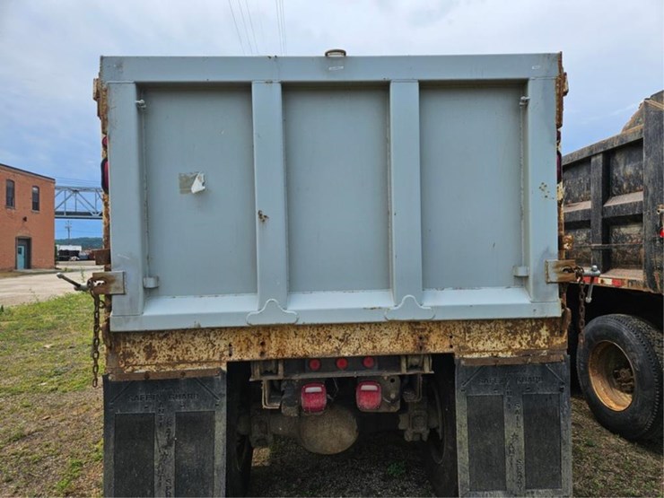#2525-•-2006-freightliner-m2-tandem-axle-dump-truck-image-13
