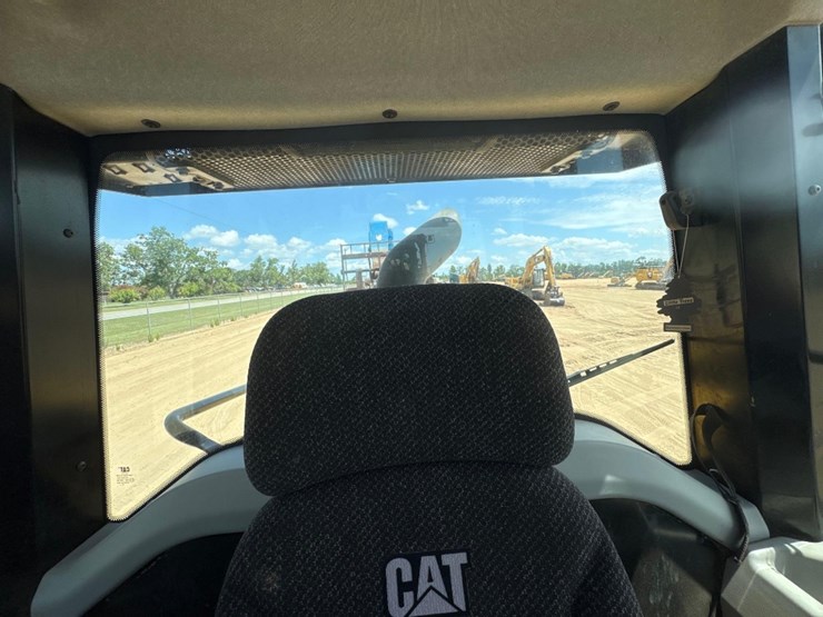 2021-caterpillar-953-image-32