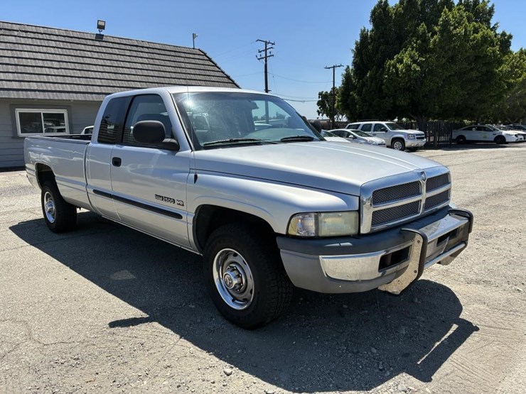2001-dodge-2500-image-2