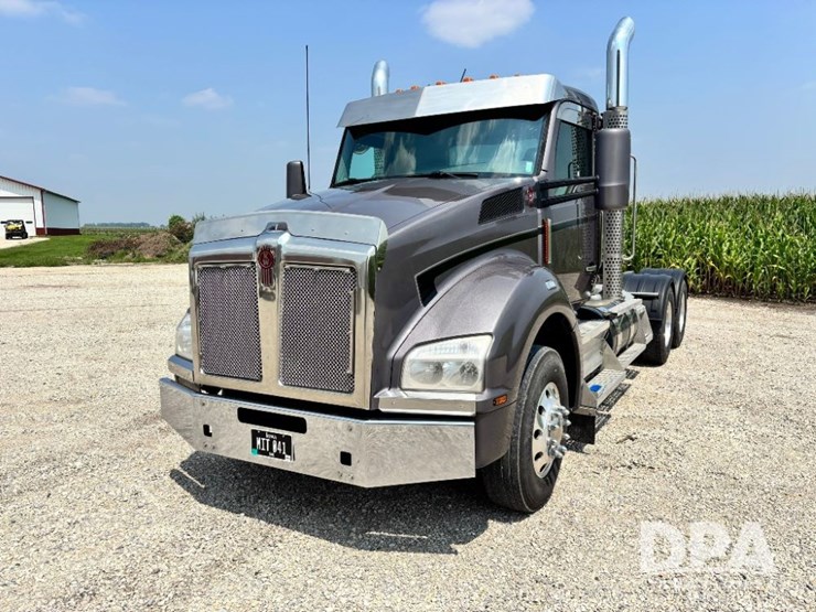 2016-kenworth-t880-image-15