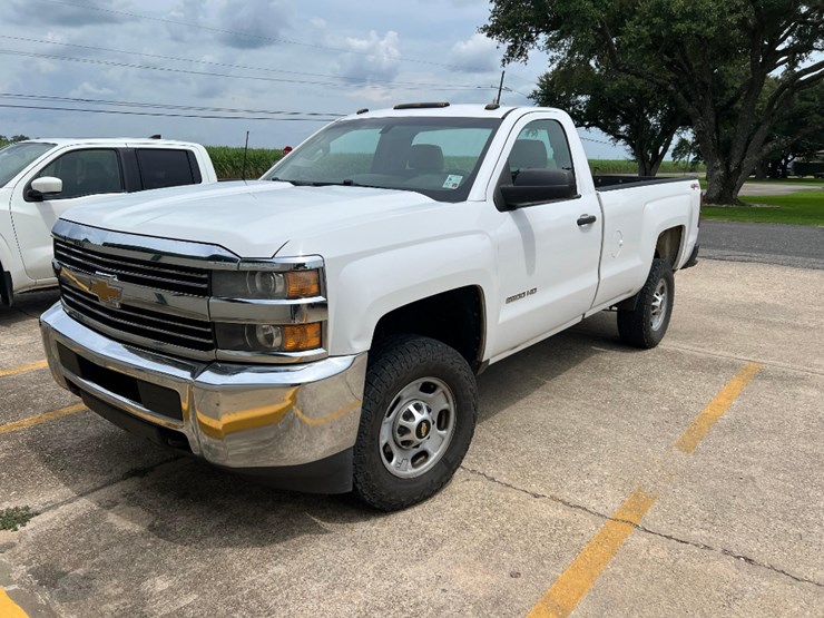2015-chevrolet-silverado-2500hd-image-1