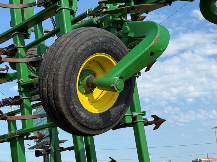 2013-john-deere-2210-image-9