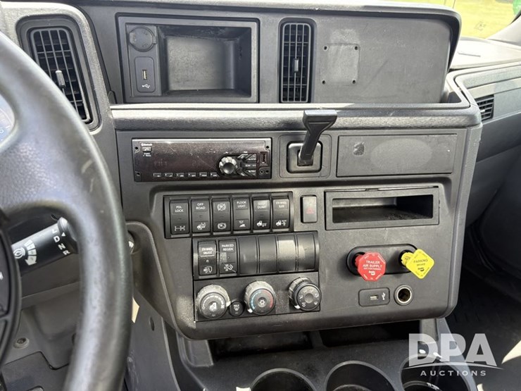 2018-ihc-lt-625-liquid-nurse-truck-(pz13706)-image-13