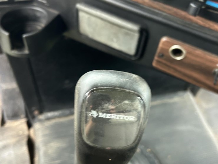 2001-freightliner-fld120-image-23