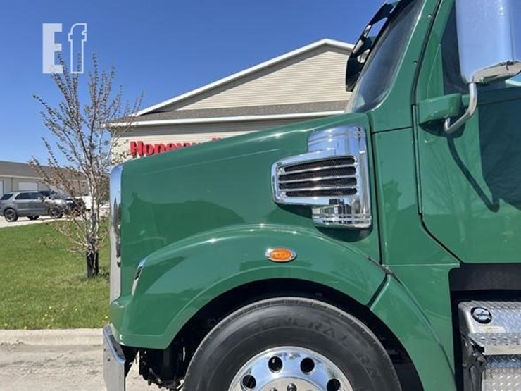 2015-freightliner-coronado-122-image-57
