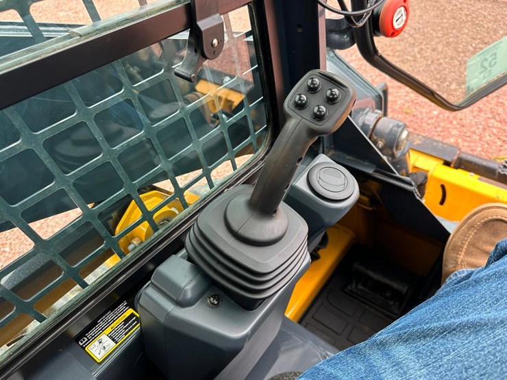 2020-deere-317g-image-41