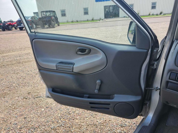 2003-chevrolet-tracker-image-10