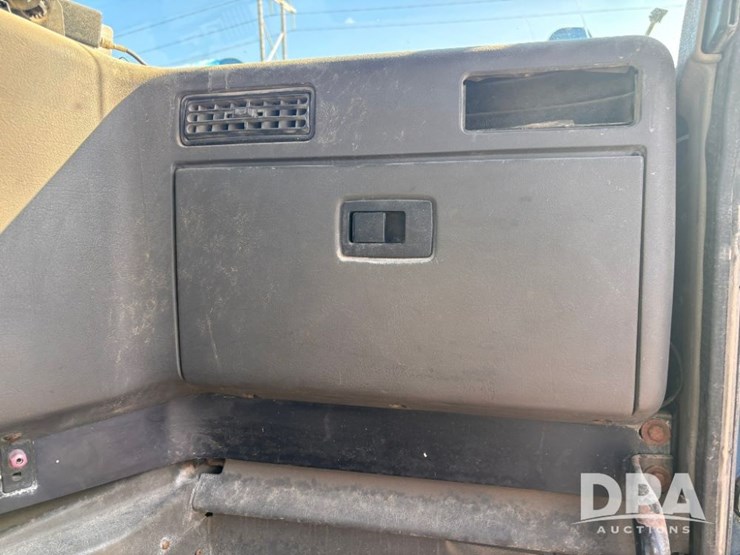 2002-ihc-9400i-day-cab-truck-(gp10940,-unit-109996)-image-70