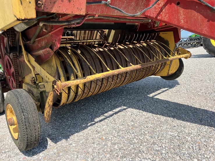 new-holland-853-image-3