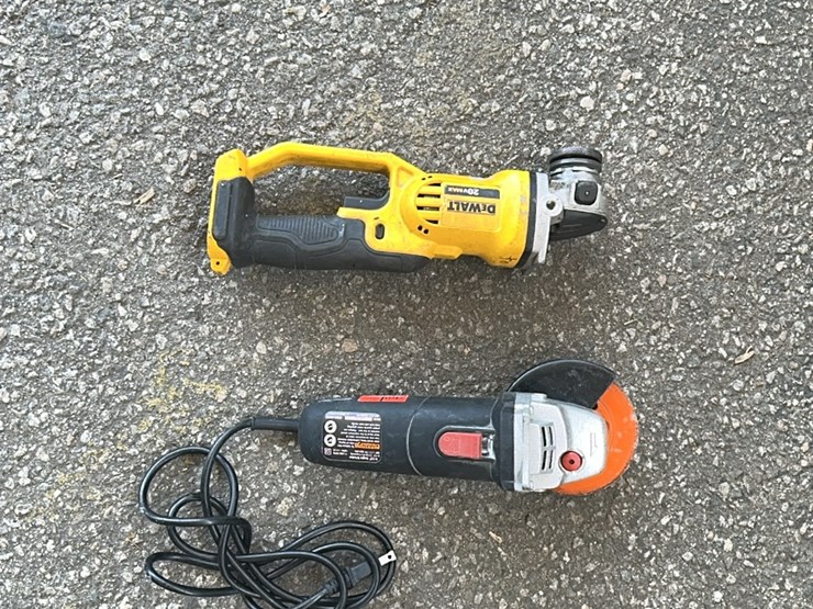 lot#-834-dewalt-and-dril-master-grinder-image-1