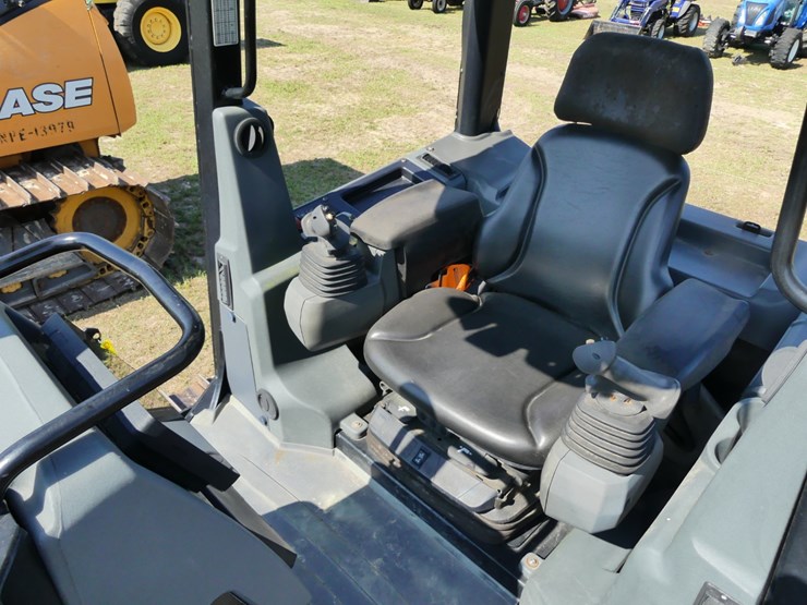 2020-caterpillar-d1-image-13