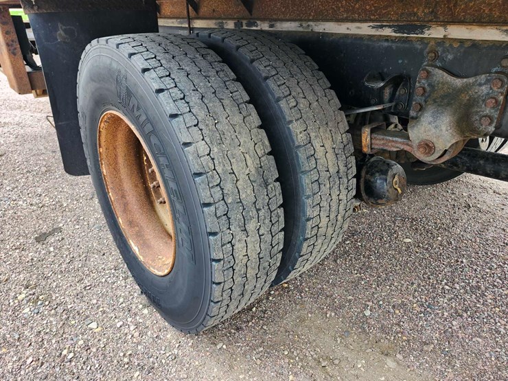 2004-freightliner-m2-chassis-image-21