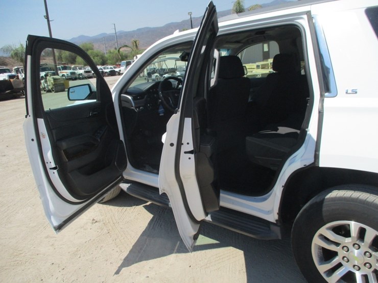 2016-chevrolet-tahoe-ls-image-12