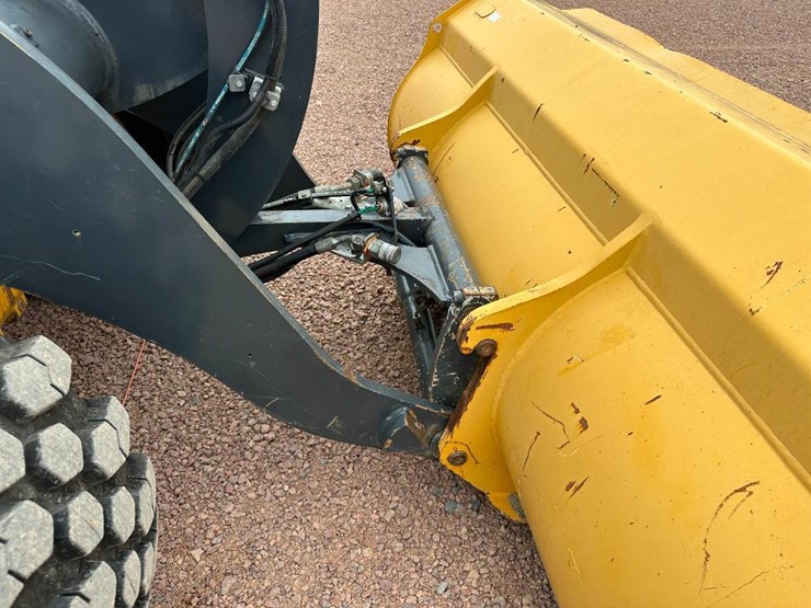 2019-deere-244l-image-38
