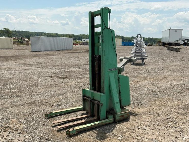 #1350-•-crown-electric-forklift-image-1