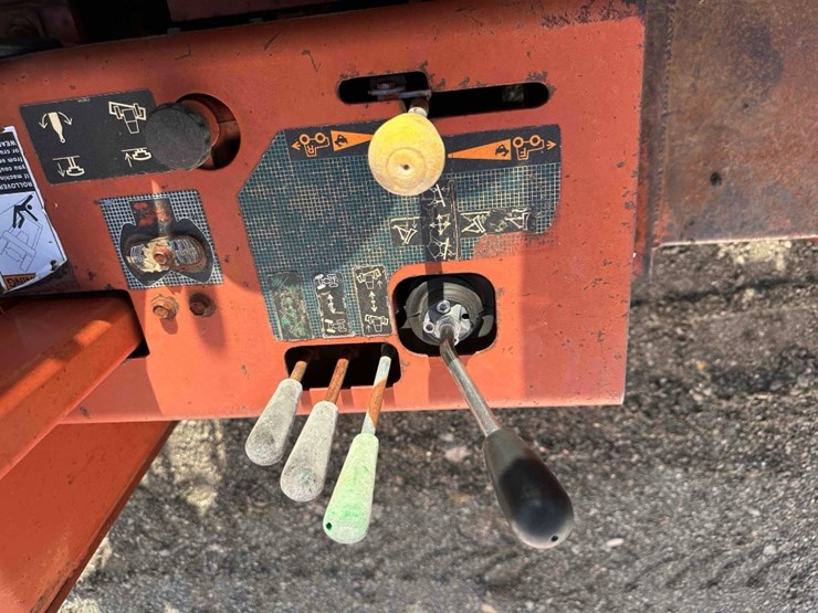 2003-ditch-witch-3700-image-33