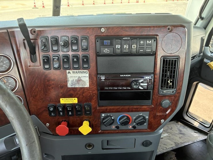 2017-mack-pinnacle-truck-tractor-image-20