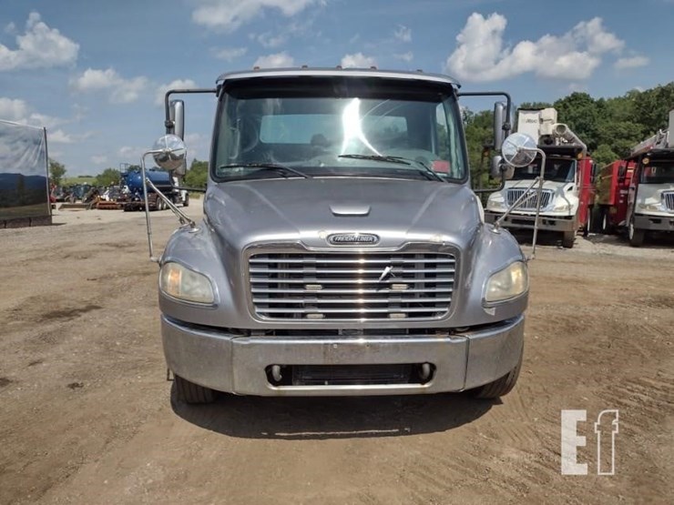 2006-freightliner-business-class-m2-106-image-2