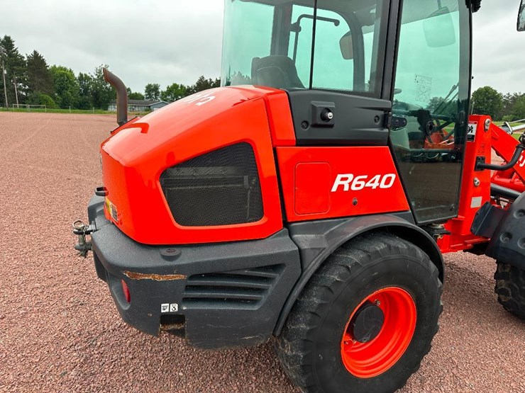 2021-kubota-r640-image-22