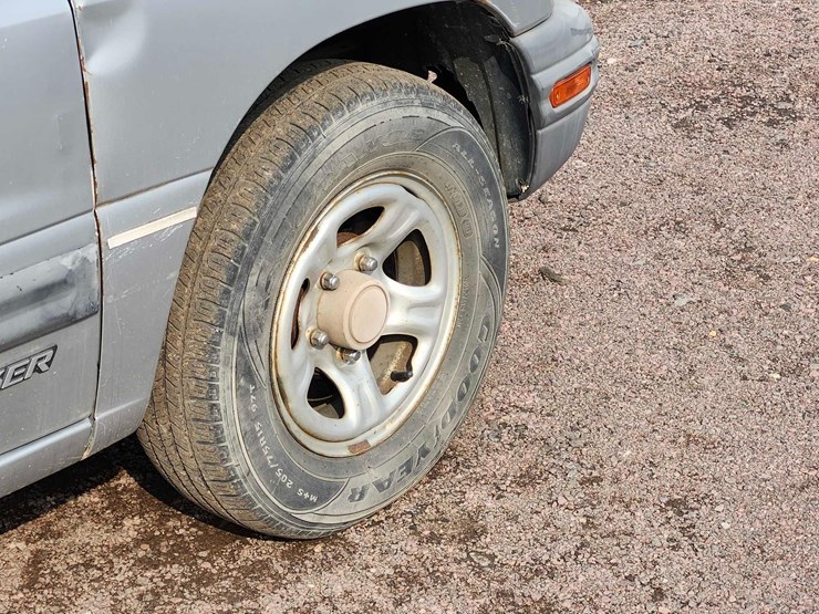 2003-chevrolet-tracker-image-33