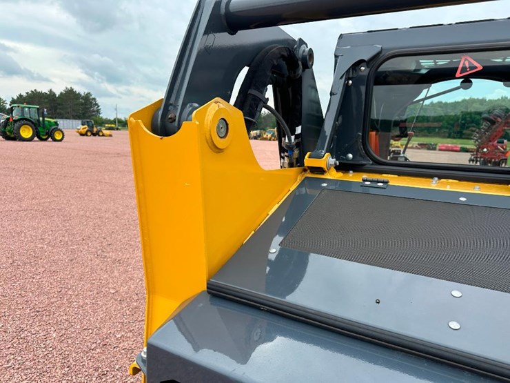 2020-deere-317g-image-31