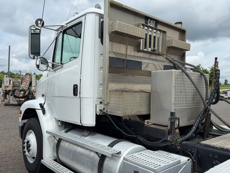 2003-freightliner-fl112-image-12
