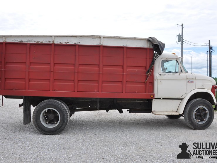 1967-ford-700-image-4