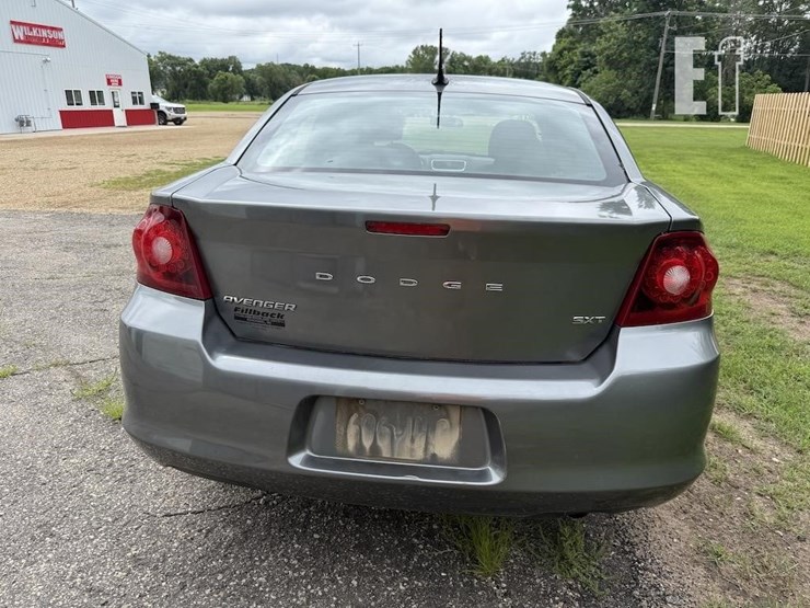 2013-dodge-avenger-image-5
