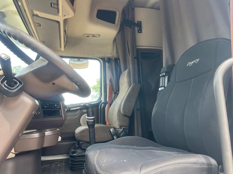 2012-volvo-dbl-sleeper-road-tractor-image-26