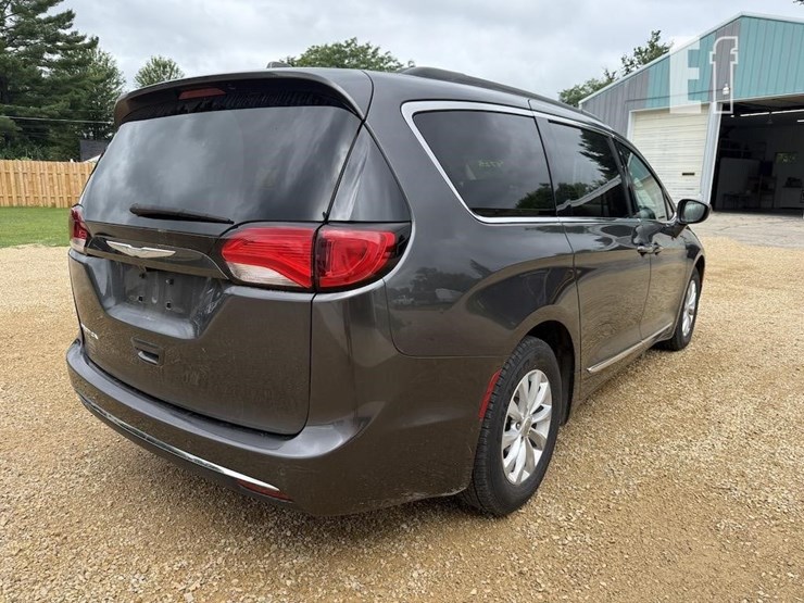 2017-chrysler-pacifica-image-4