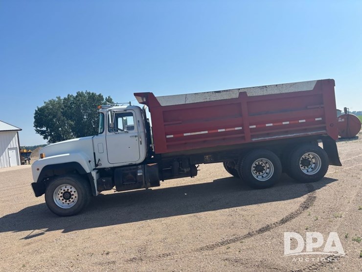 1995-mack-rd690s-image-17