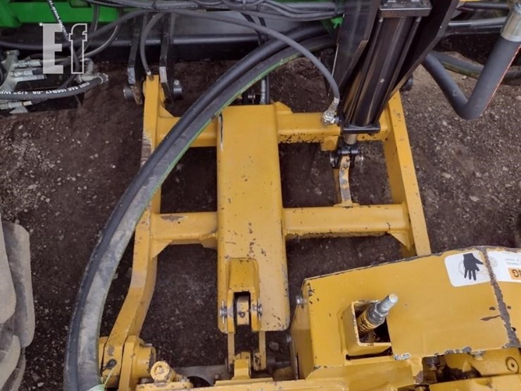 2015-john-deere-6105d-image-37