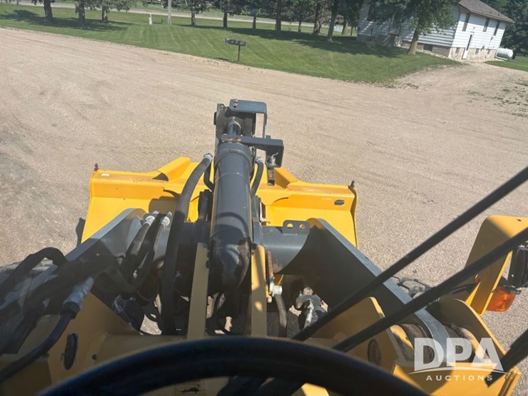 2015-deere-624k-image-70