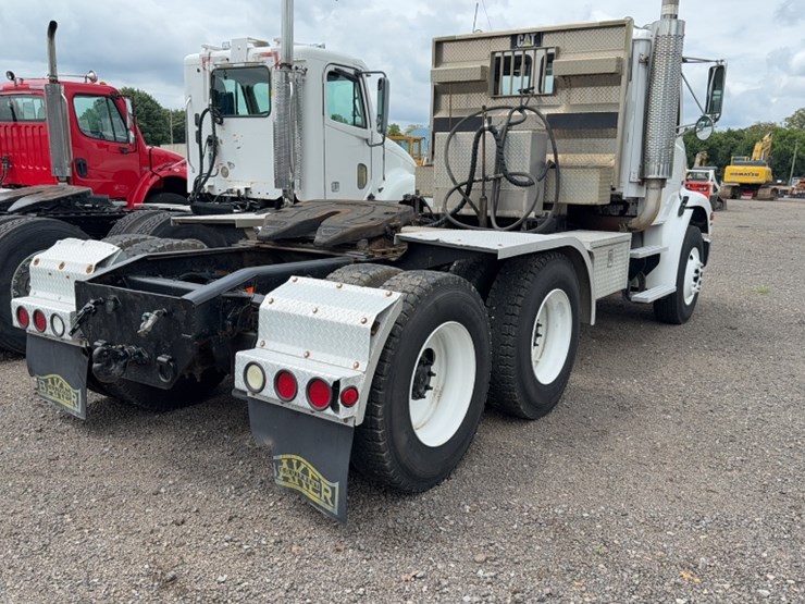 2003-freightliner-fl112-image-7