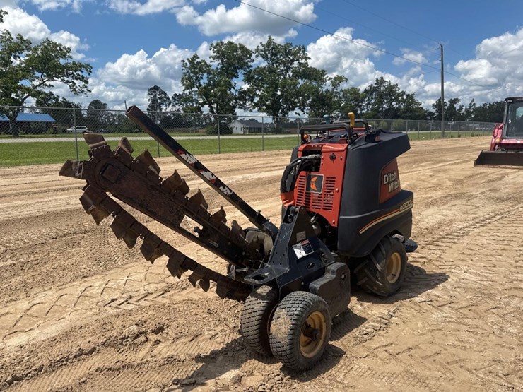 ditch-witch-r300-image-2