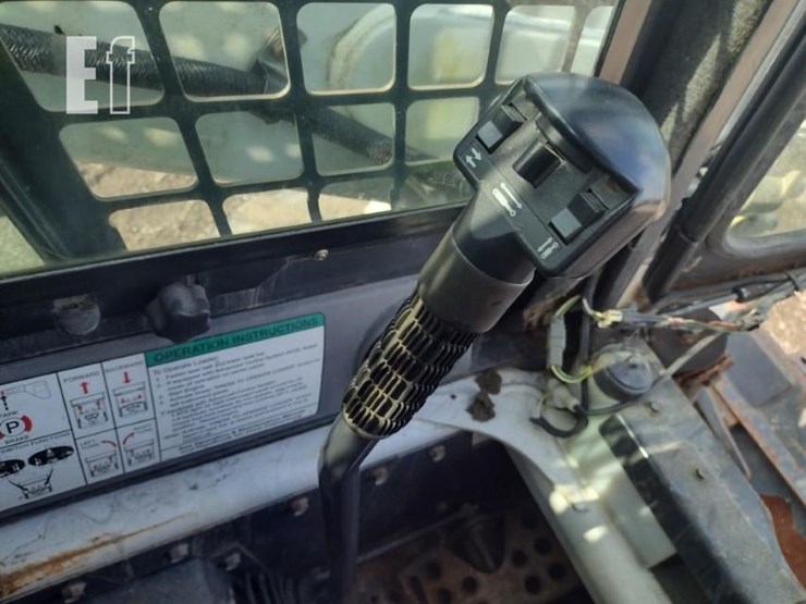2005-bobcat-s300-image-10