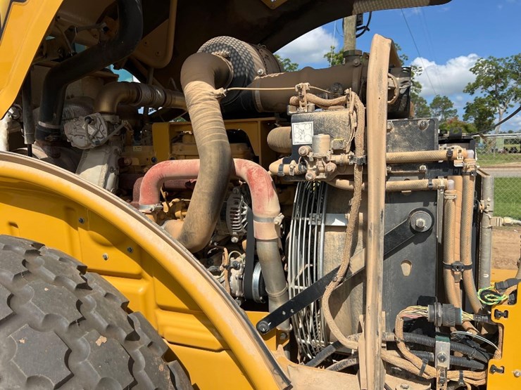 2022-caterpillar-cs54b-image-19