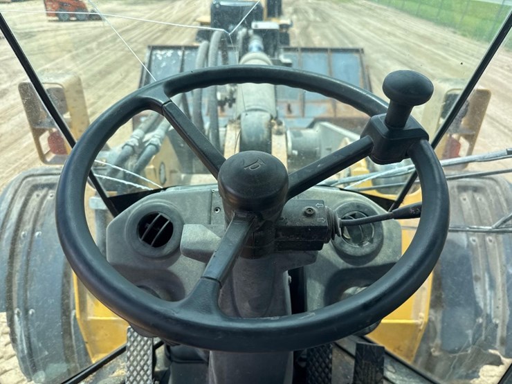 2015-deere-744k-image-23