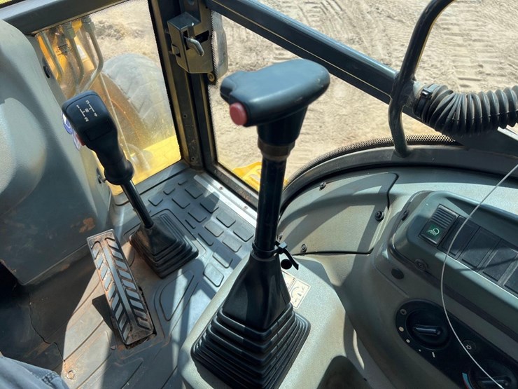 new-holland-lb75b-image-34