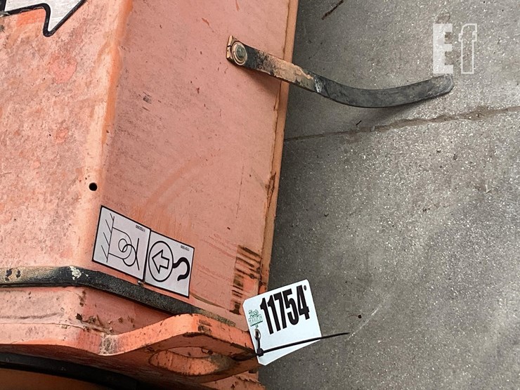 2005-jlg-e300ajp-image-13