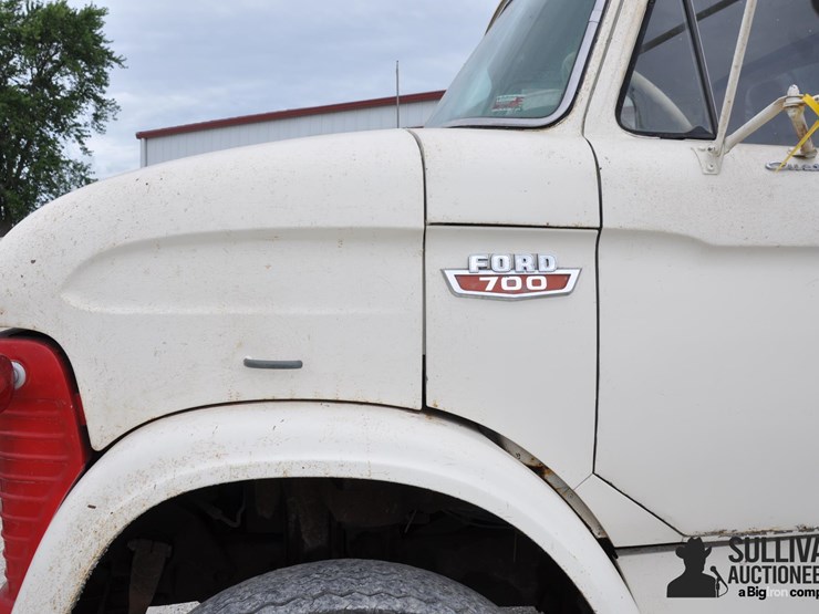 1967-ford-700-image-10