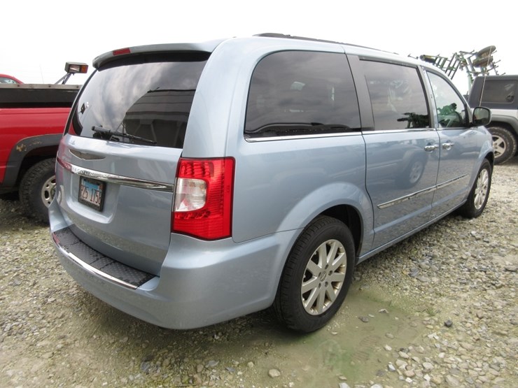 2016-chrysler-town-&-country-image-3