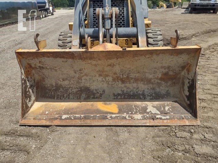2010-deere-310j-image-15