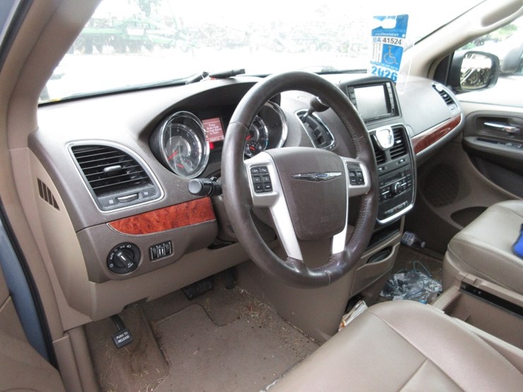 2016-chrysler-town-&-country-image-6