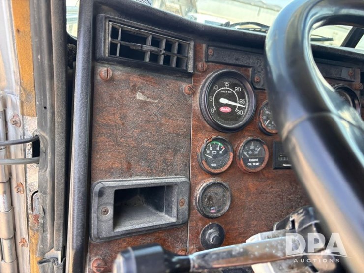 1996-peterbilt-377-image-90