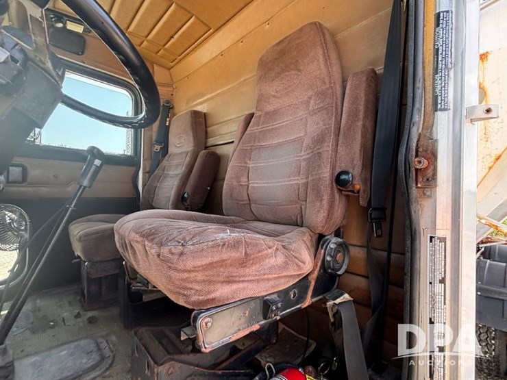 1996-peterbilt-377-image-81