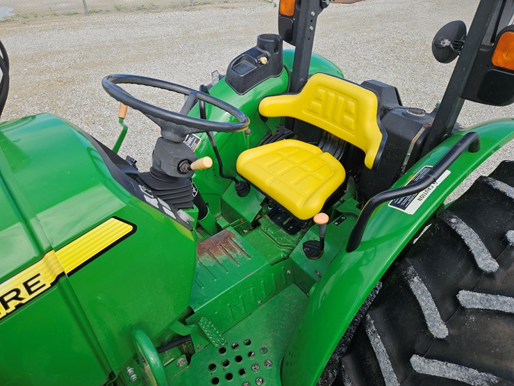 2015-john-deere-5075e-image-9