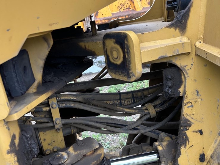 caterpillar-938g-image-19
