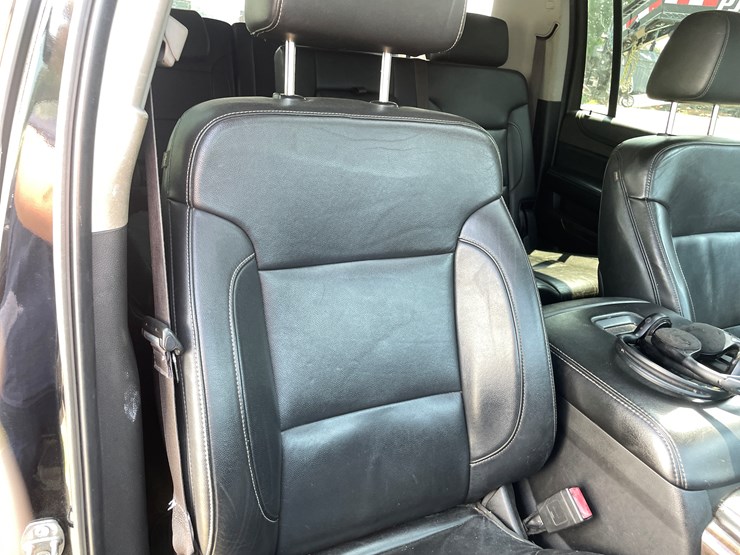 2015-chevrolet-suburban-image-39