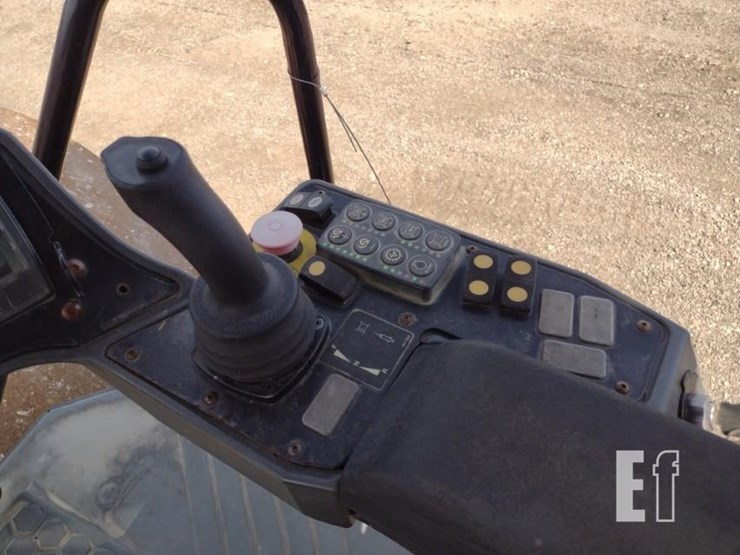 2015-caterpillar-cs56b-image-8